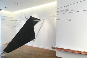 It's a fine line, 2022, gemengde media, 1400 x 500 x 3400 cm, expositie Doublet, Concordia Enschede