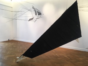 It's a fine line, 2022, gemengde media, 1400 x 500 x 3400 cm, expositie Doublet, Concordia Enschede